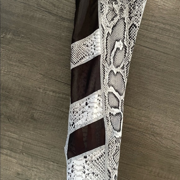 Womens snake pattern tights - Picture 3 of 4